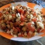 Куриный салат с шампиньонами, помидорами и сухариками