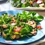 Салат с красной рыбой, грейпфрутом и зеленым горошком – рецепт с фото