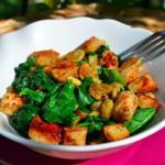Салат со шпинатом, орешками и изюмом – рецепт с фото